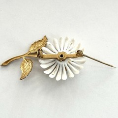 VTG White Daisy Flower Brooch Pin Gold Tone Floral Mid Century Cottagecore 2.25”