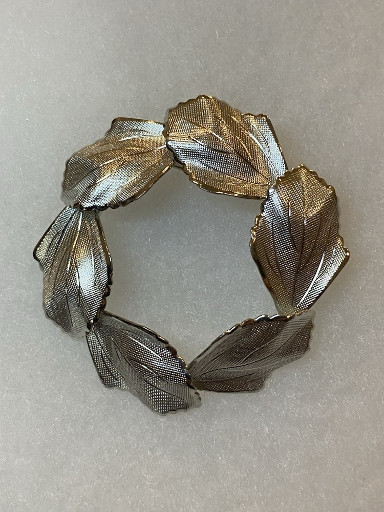 Vintage Silver Tone Wreath of Textured Leaves Pin Brooch Unsigned 1.5in
