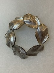 Vintage Silver Tone Wreath of Textured Leaves Pin Brooch Unsigned 1.5in