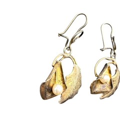 Vintage Earrings Calla Lily Pearl Leaf Textured Silver Tone 1.5 inches
