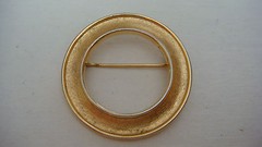 VINTAGE SIGNED CRWON TRIFARI ROUND SHAPE PIN BROOCH GOLD TONE TEXTURED ESTATE