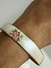 VINTAGE ENAMEL ROSE BRACELET GOLD TONE JAPAN 2.5 INCHES IN DIAMETER