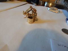 VTG 1980S CHARM BRACELET WISHING WELL GOLD TONE