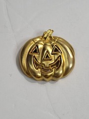 Vintage Halloween Pumpkin Jack O Lantern Carved Gold Tone Pin Brooch
