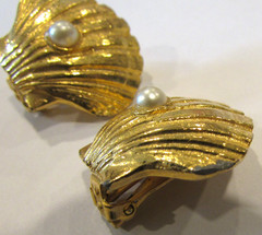 Vtg 2 pc Jewelry Set HOBE’ Large Gold Tone Shell w/Faux Pearl Pin/Pendant &ER’s