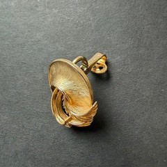 Vintage TRIFARI Crown Gold Tone Swirl Feather Leaf Clip on Earrings 1955-1969
