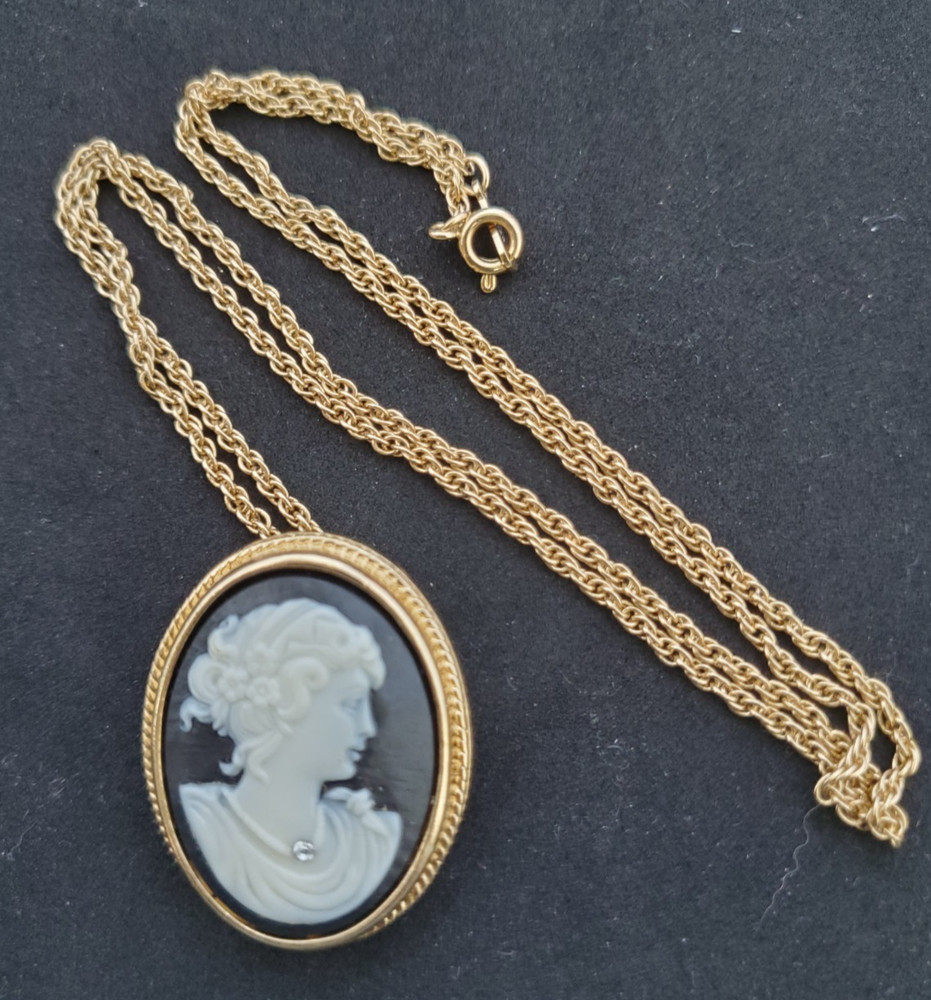 VTG Avon Convertable Faux Cameo Necklace/Brooch Gold Tone 23 in. Chain