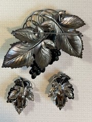 NAPIER SIGNED PARURE SILVER PLATE LEAVES & GRAPES BROOCH & CLIP EARRINGS