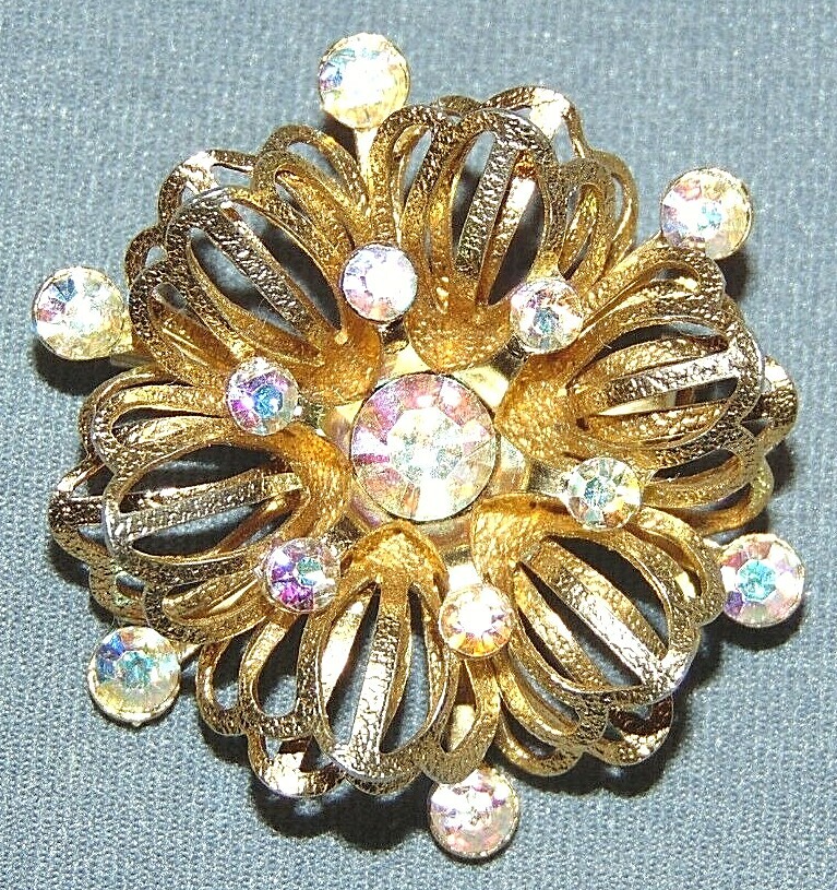 VINTAGE STUNNING GOLD TONE AURORA BOREALIS CRYSTAL FLORAL PIN BROOCH