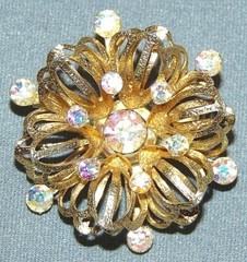 VINTAGE STUNNING GOLD TONE AURORA BOREALIS CRYSTAL FLORAL PIN BROOCH