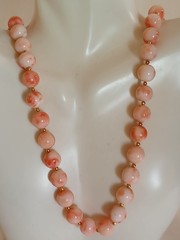 ESTATE ANGEL SKIN BLUSH CORAL 10 MM GOLD 26″ LONG 78 GR GOLD SPACERS NECKLACE