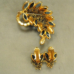 VINTAGE 1960s JULIANA BLUE AURORA BOREALIS BROOCH EARRING SET FILAGREE FEATHER