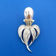 Vintage Signed Pin Sarah Coventry Pearl Floral Brooch 3.5 in