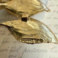 Gerry’s – Vintage Spray Of Leaves Brooch – 2.75″ Gold Tone & Faux Pearls #2840