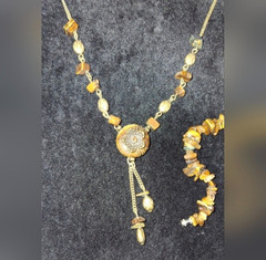 Avon NR Tiger’s Eye Pendant Beaded Necklace unsigned bracelet Set vintage