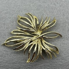 Large Vintage Unbranded Gold Tone Metal Pin Brooch Wispy Leaf Fronds