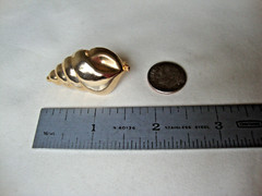 VTG 1970s SCALLOPED CONCH SHELL GOLD TONE HINGED W/SAFETY CATCH DRESS/SCARF CLIP