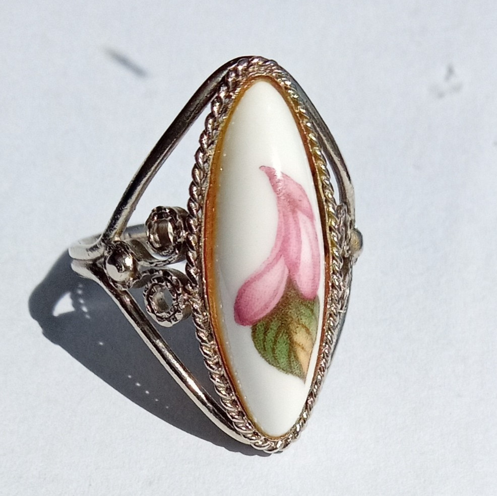 Vintage Beautiful Ring Ukraine Women’s Jewelry size 8.5