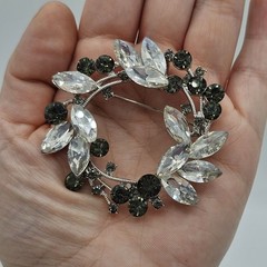 (679) Vintage 1950 Marquee Black Round Clear Rhinestone Wreath Brooch Foil Back