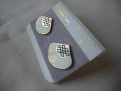 VINTAGE SAMUEL HUANG DESIGNER CLOISONNE RETRO ABSTRACT FAN WHITE & BLACK EARRING