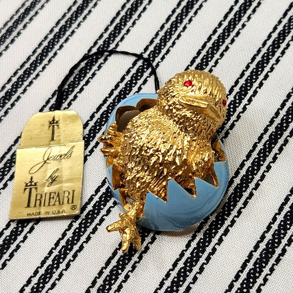 Vintage Brooch, “Easter Chick” Gold Tone (Blue) – Crown TRIFARI (c. 1955-1969)