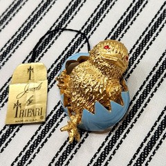 Vintage Brooch, “Easter Chick” Gold Tone (Blue) – Crown TRIFARI (c. 1955-1969)