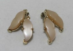 Vtg Creamy Beige Leaves Moonglow Thermoset Lucite Gold Tone Clip Earrings