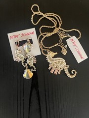Betsey Johnson White Pearl Seahorse Earrings and Necklace Set – Rare – O4