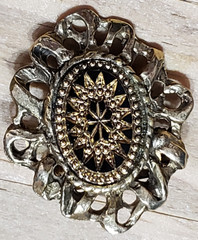unbranded goldtone metal oval brooch pin