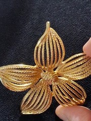 Vintage Costume Jewelry 1970’s Textured 3-D Gold Tone Blooming Flower Brooch