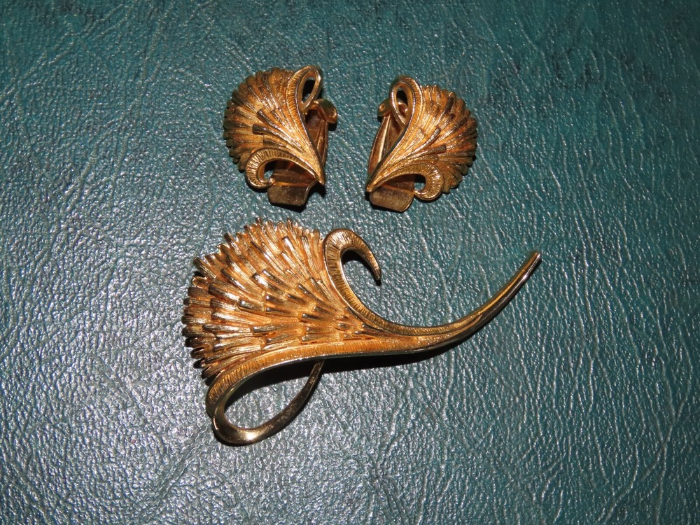 FLOWER BLOSSOM PIN BROOCH EARRINGS SET Vtg GOLD TONE 1960s