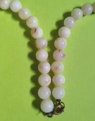 Vintage CREAMY WHITE w/ BROWN SWIRLS Colored Lucite Beaded Choker Necklace