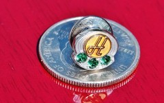 14k multi tone gold 0.24ct Treated Emerald service pin vintage 3.3gr