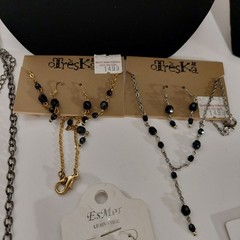 21 Pc VINTAGE Jewelry Lot 14 Necklace And Earring Sets & 6 Single Necklaces