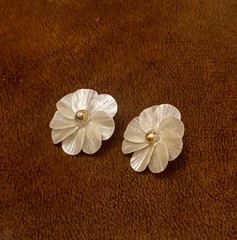 Vintage Mother Of Pearl Cosmos Flower Earrings Gold Tone Pierced Post Statement