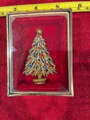 UNIQUE HOLIDAY SIGNED ART CHRISTMAS TREE ESTATE RHINESTONE FIGURAL BROOCH PIN NR