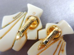 VTG CROWN TRIFARI 70’s LANVIN ERA CREAM LUCITE GEOMETRIC 18KGP CLIP EARRINGS