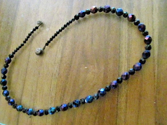 *Vintage 18″ Faceted Iridescent Peacock Blue Green Gold Glass Bead Necklace
