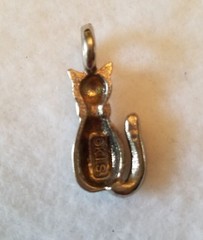 K.I.S. SILVERTONE BLACK RHINESTONE SITTING CAT PENDANT 1″ X 3/8″ NO CHAIN