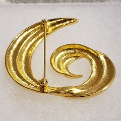Vintage Large 1970’s Goldtone Swirl Statement Brooch Pin with a Secure Clasp
