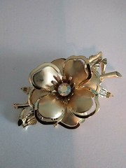 Vintage Gold Tone 3D Crystal Rhinestone Flower Brooch Pin. N11019