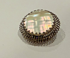 MOTHER OF PEARL SHELL SILVER ART DECO VINTAGE 1.25″ ROUND BROOCH PIN “C” CLASP