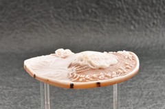 Vintage round shape shell cameo, “Woman’s profile” (92.5ct), sign by artist box.
