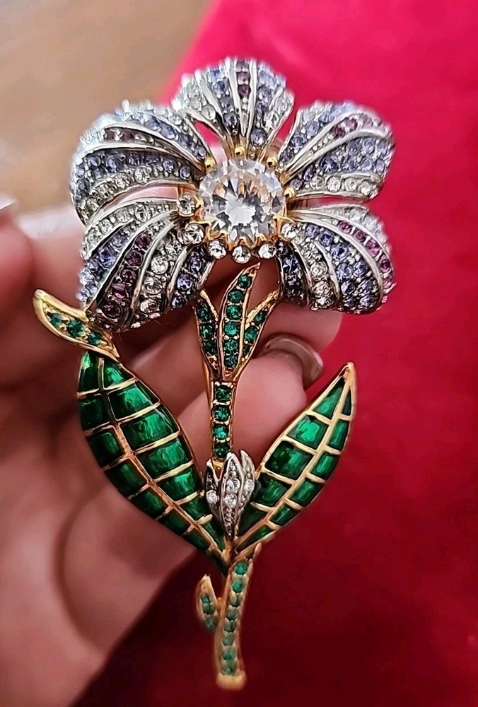 Metropolitan Museum of Art signed MMA.V&A.CN Flower Brooch Victoria & Albert
