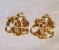 7/8 Inch Gold Tone Semi-textured 3 Dimensional Bow Clip On Earring