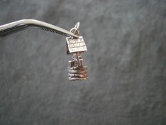Wishing Well with Pail on Wall Vtg Sterling Silver Bracelet Charm Pendant 1.9g