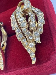 Vintage Rare Signed JOMAZ Gold Plated Diamond Rhinestone Clip Earrings LEAF des
