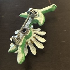 PETITE 60s-70s Vintage FLOWER White Yellow Enamel DAISY Branch BROOCH Pin