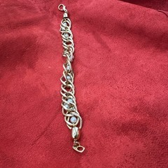 Vintage Gold Toned Links w/ cute little pearls bracelet.6” long. See pics.