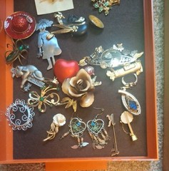 COSTUME JEWELERY LOT 200 + PIECES SOME SIGNED IN GOOD TO VERY GOOD CONDITION